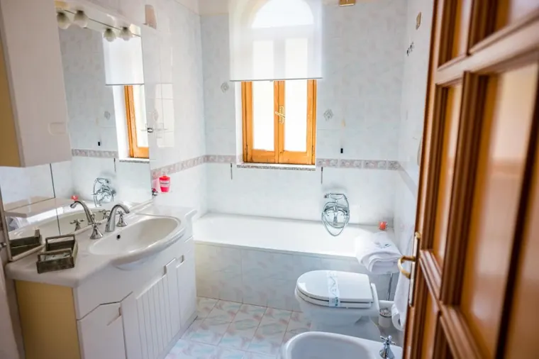 Camera Castagna, Villa Bianca Tramonti: il bagno privato con la finestra sul verde