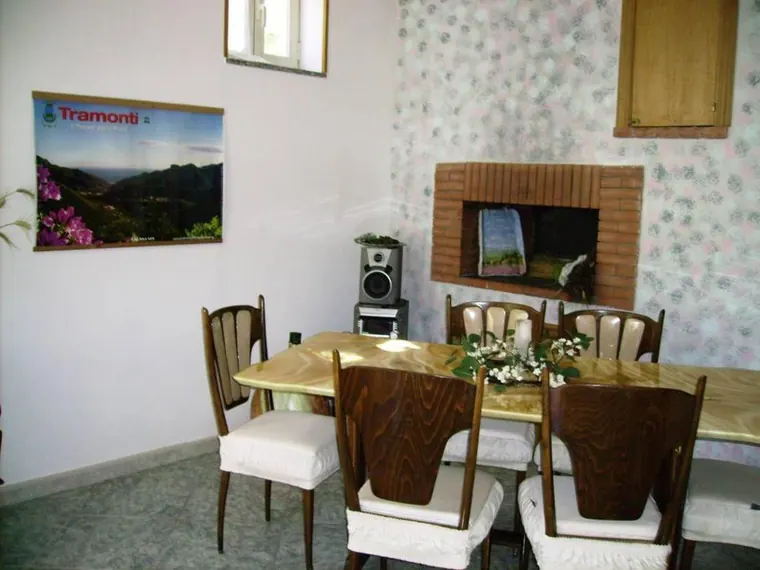 Camera Castagna, Villa Bianca Tramonti: la sala comune al primo piano, con il camino
