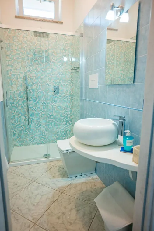 Camera Limone, Villa Bianca Tramonti: il bagno privato con box doccia e lavabo d'appoggio