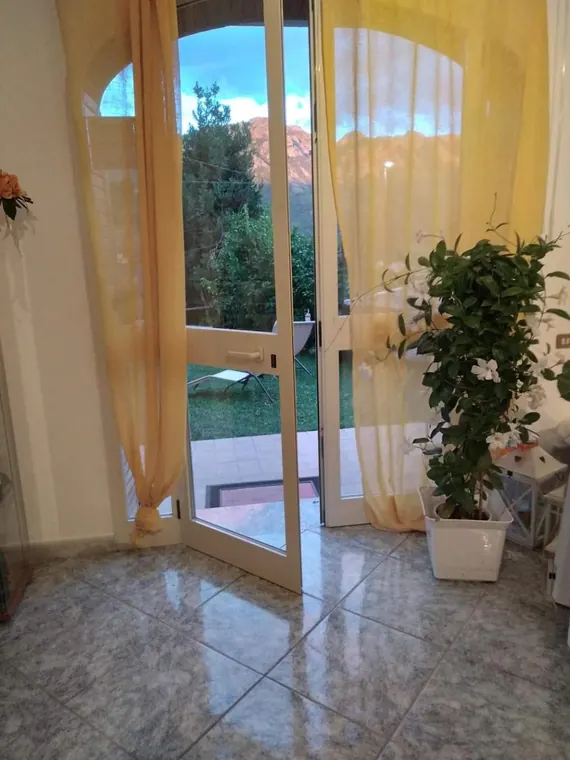 Camera Limone, Villa Bianca Tramonti: la portafinestra che apre sul balcone e sul verde della valle