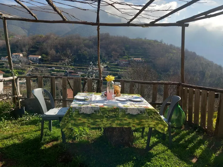 Camera Limone, Villa Bianca Tramonti: il pergolato del giardino con la vista sui terrazzamenti