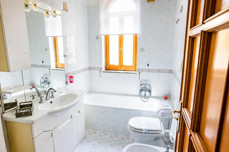 Camera Noce, Villa Bianca Tramonti: il bagno privato con vasca e finestra