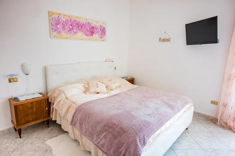 Camera Noce, Villa Bianca Tramonti: la camera Noce con il letto matrimoniale e la testiera imbottita