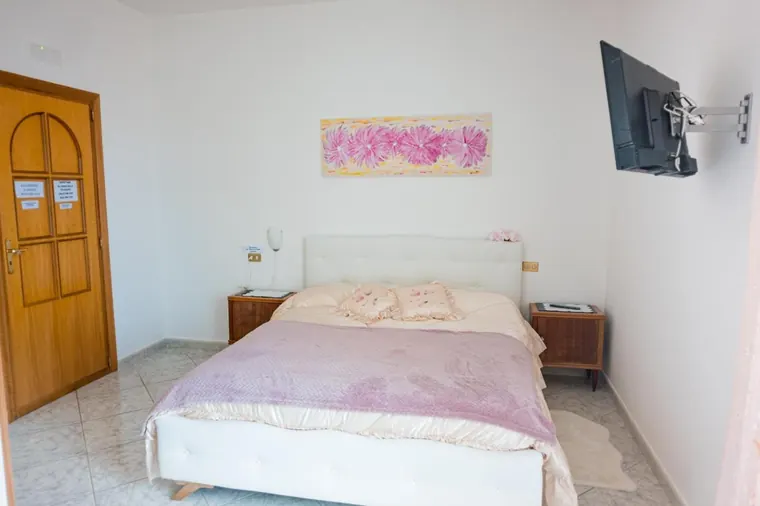 Camera Noce, Villa Bianca Tramonti: la camera vista dalla porta d'ingresso