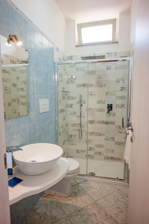 Camera Uva, Villa Bianca Tramonti: il bagno privato rivestito in azzurro, con box doccia