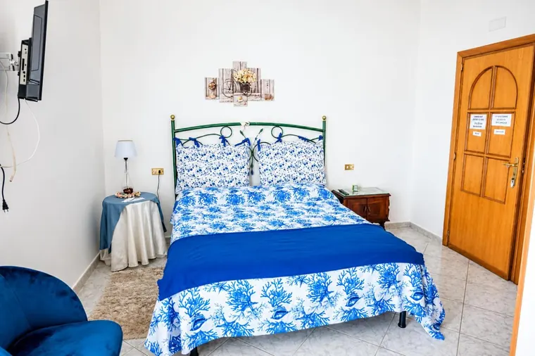 Camera Uva, Villa Bianca Tramonti: la camera Uva con il letto matrimoniale in ferro battuto