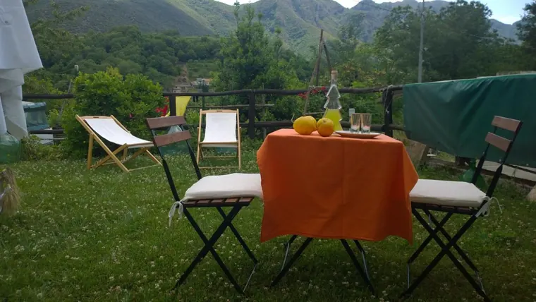 Camera Uva, Villa Bianca Tramonti: il giardino con i tavolini e le sdraio