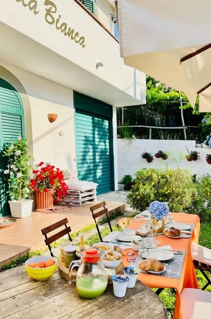 La tavola apparecchiata sotto la veranda, Villa Bianca Tramonti
