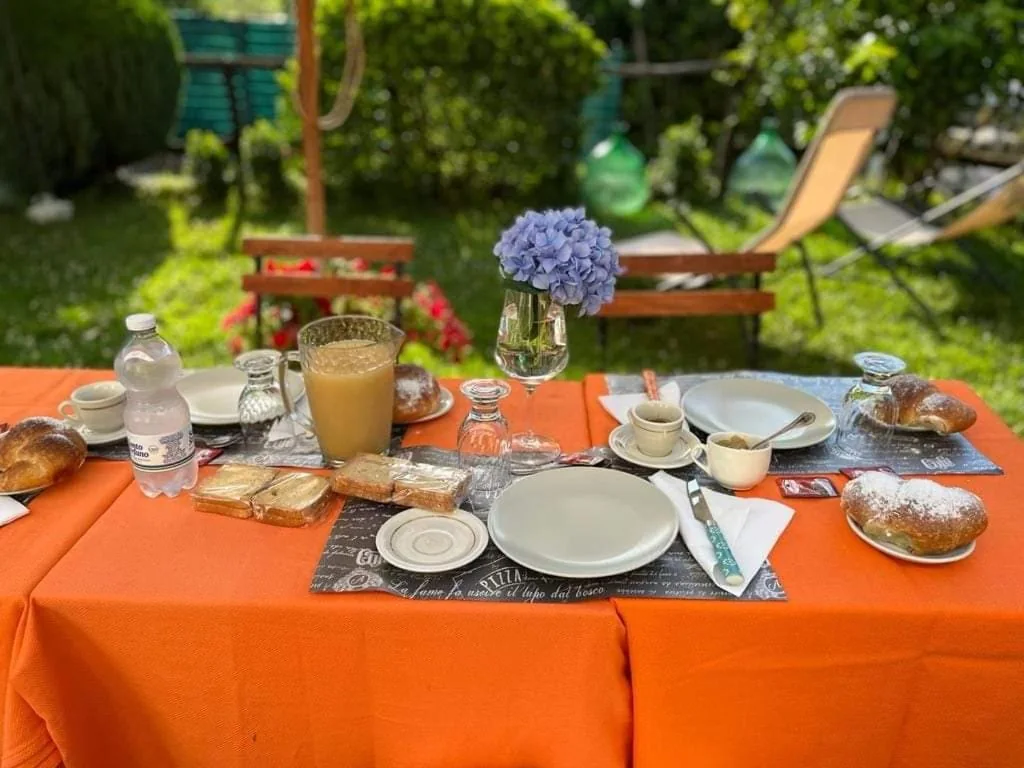 Caffè e dolci sul tavolo del giardino, Villa Bianca Tramonti