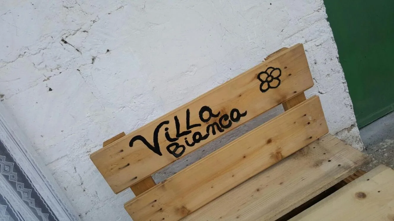 L'insegna di Villa Bianca, Villa Bianca Tramonti