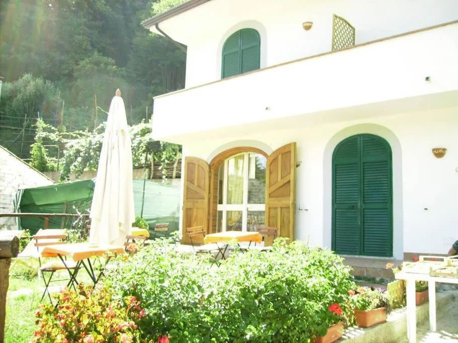 La facciata con le imposte verdi, Villa Bianca Tramonti