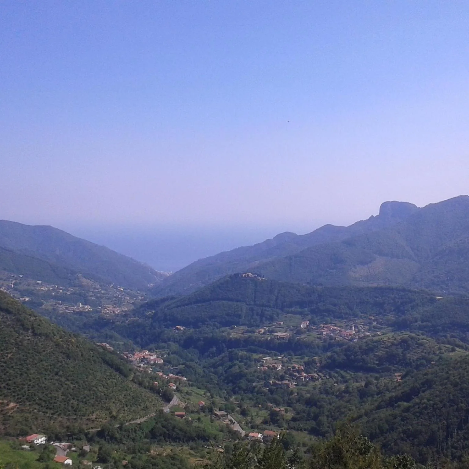 Lo spiraglio di mare in fondo alla valle, Villa Bianca Tramonti