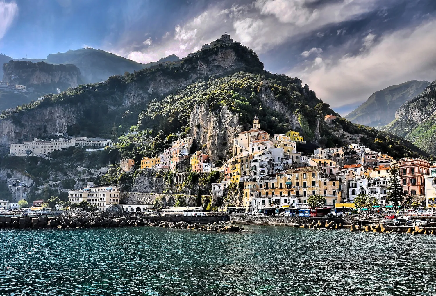 Amalfi vista dal mare, incassata nella sua valle