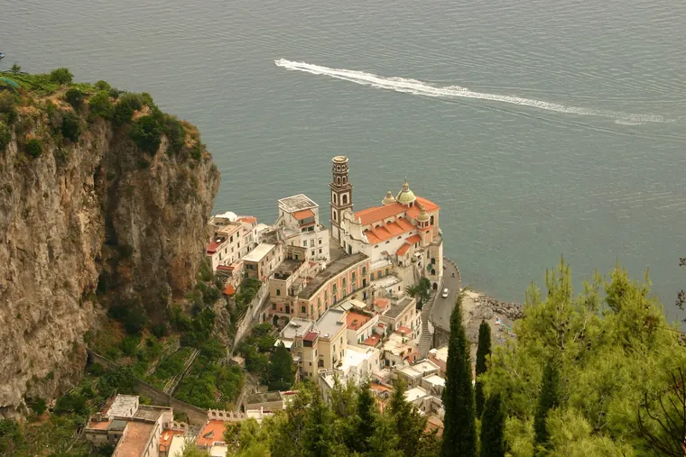 Atrani vista dall’alto, fra il promontorio e il mare