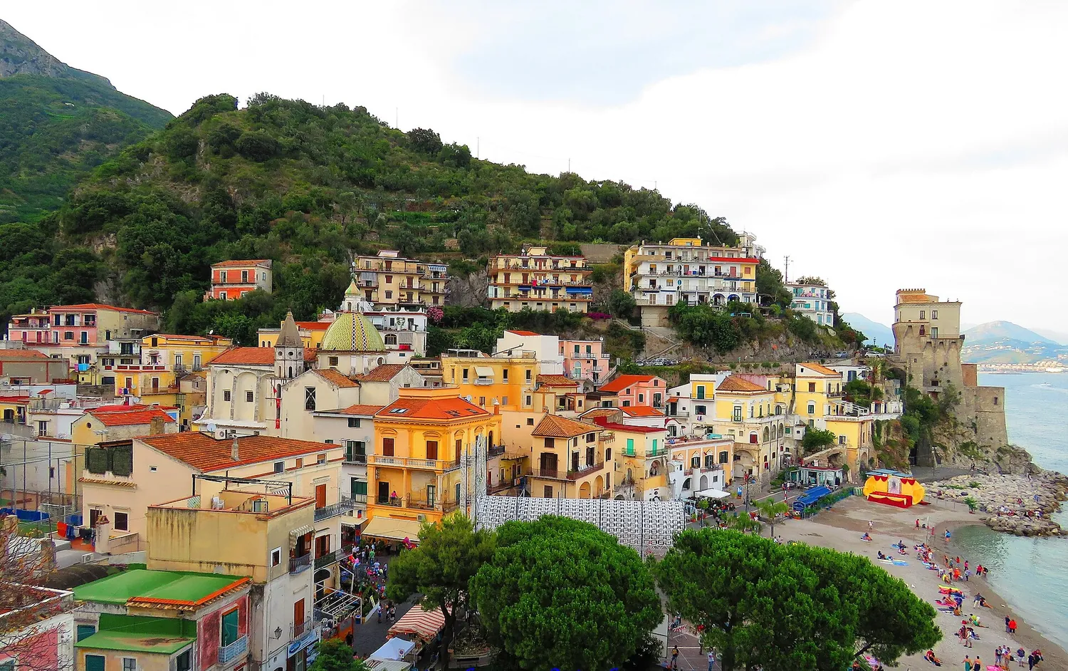 Il borgo di Cetara con la torre vicereale