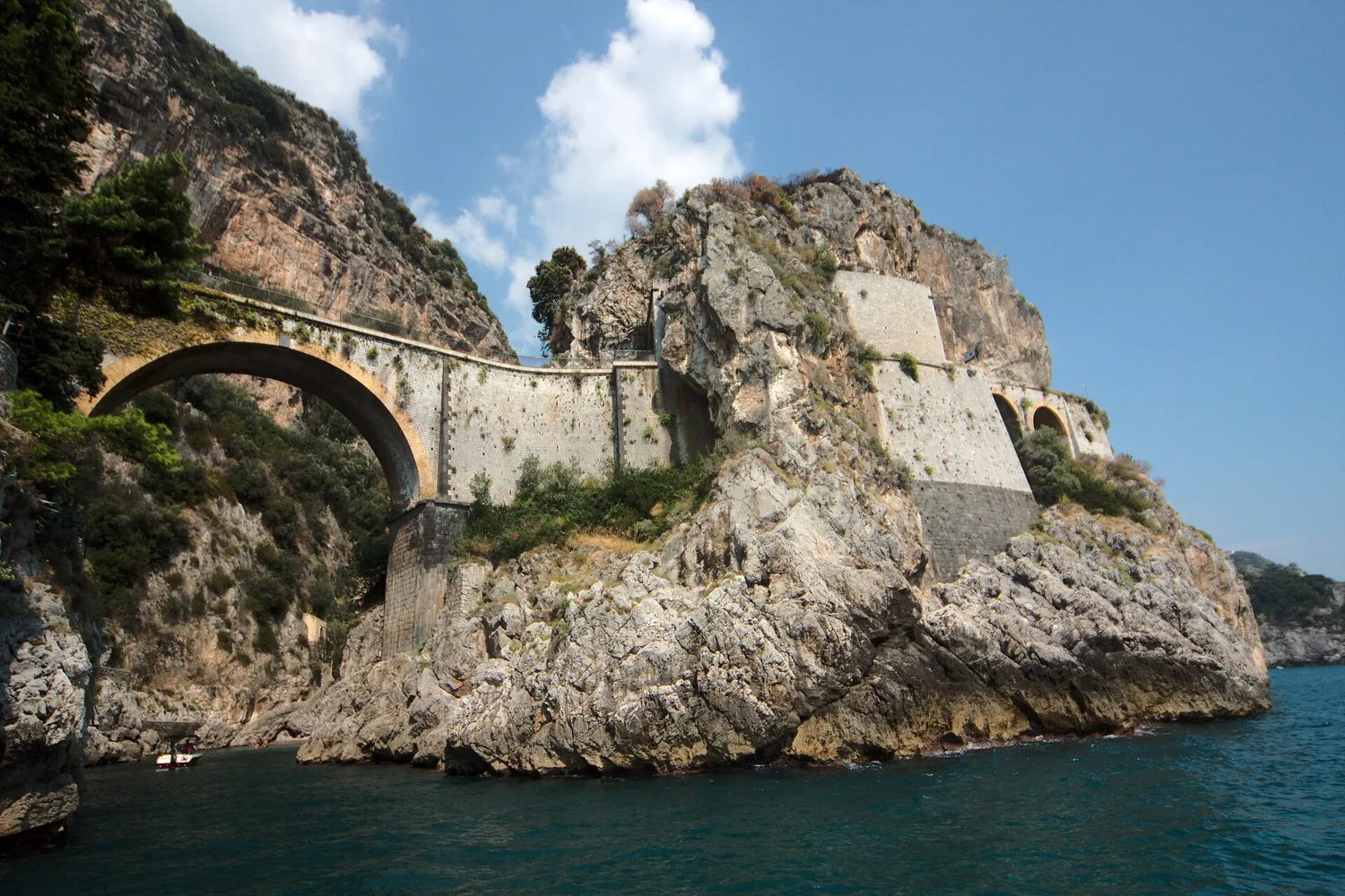 Il fiordo di Furore, con il ponte della statale