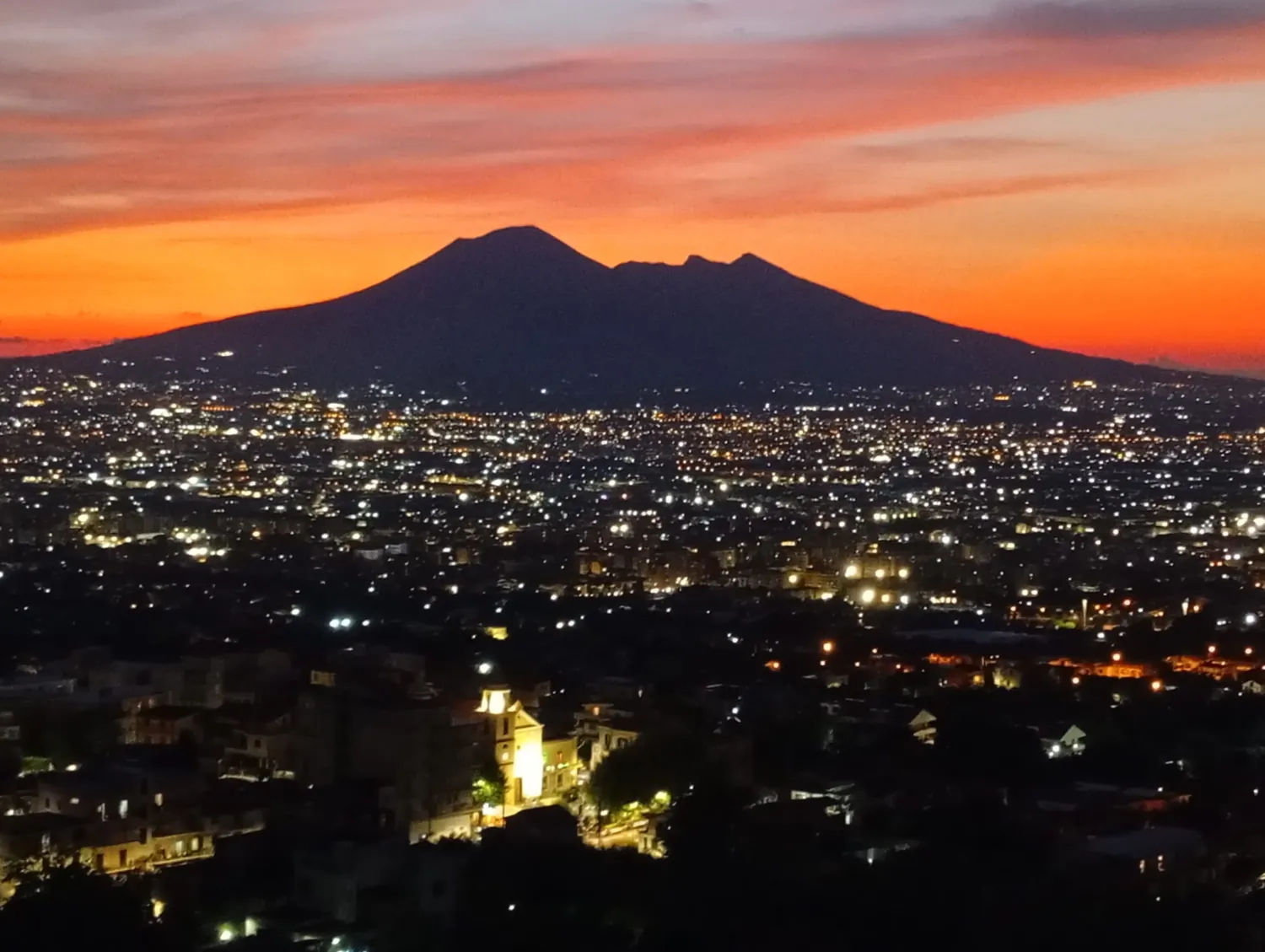 Il Vesuvio e il golfo al tramonto, visti dai Monti Lattari