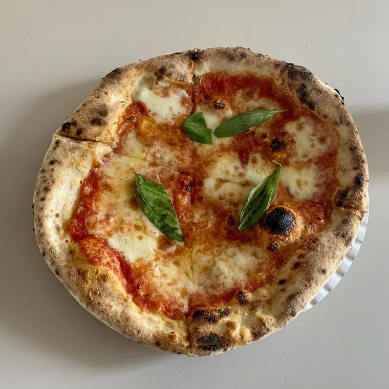 Una pizza napoletana appena uscita dal forno a legna