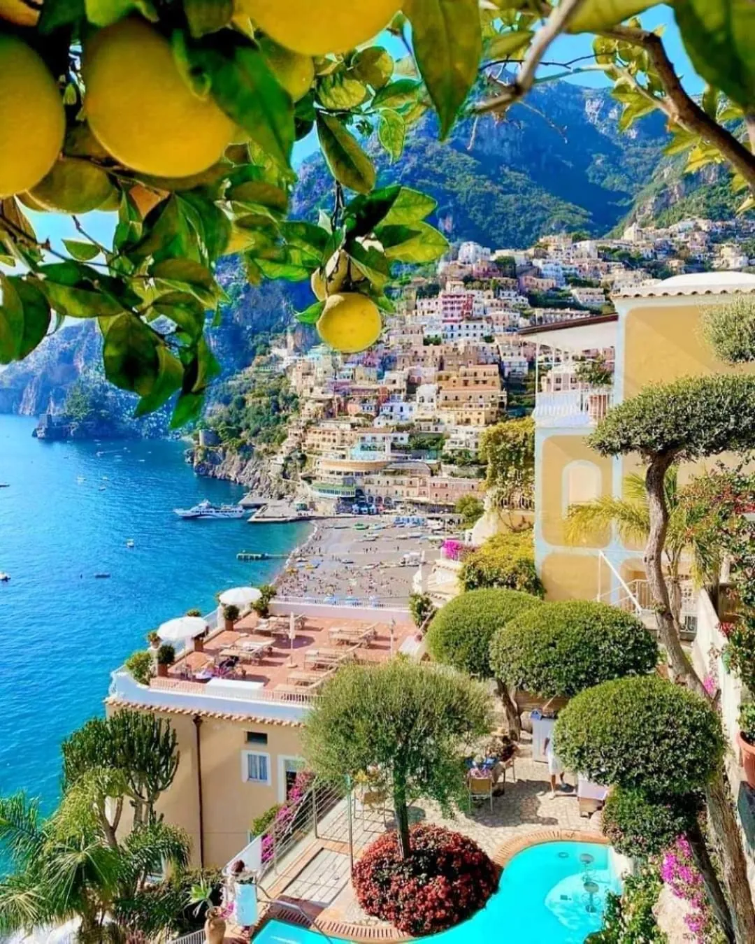 Positano vista fra i limoni