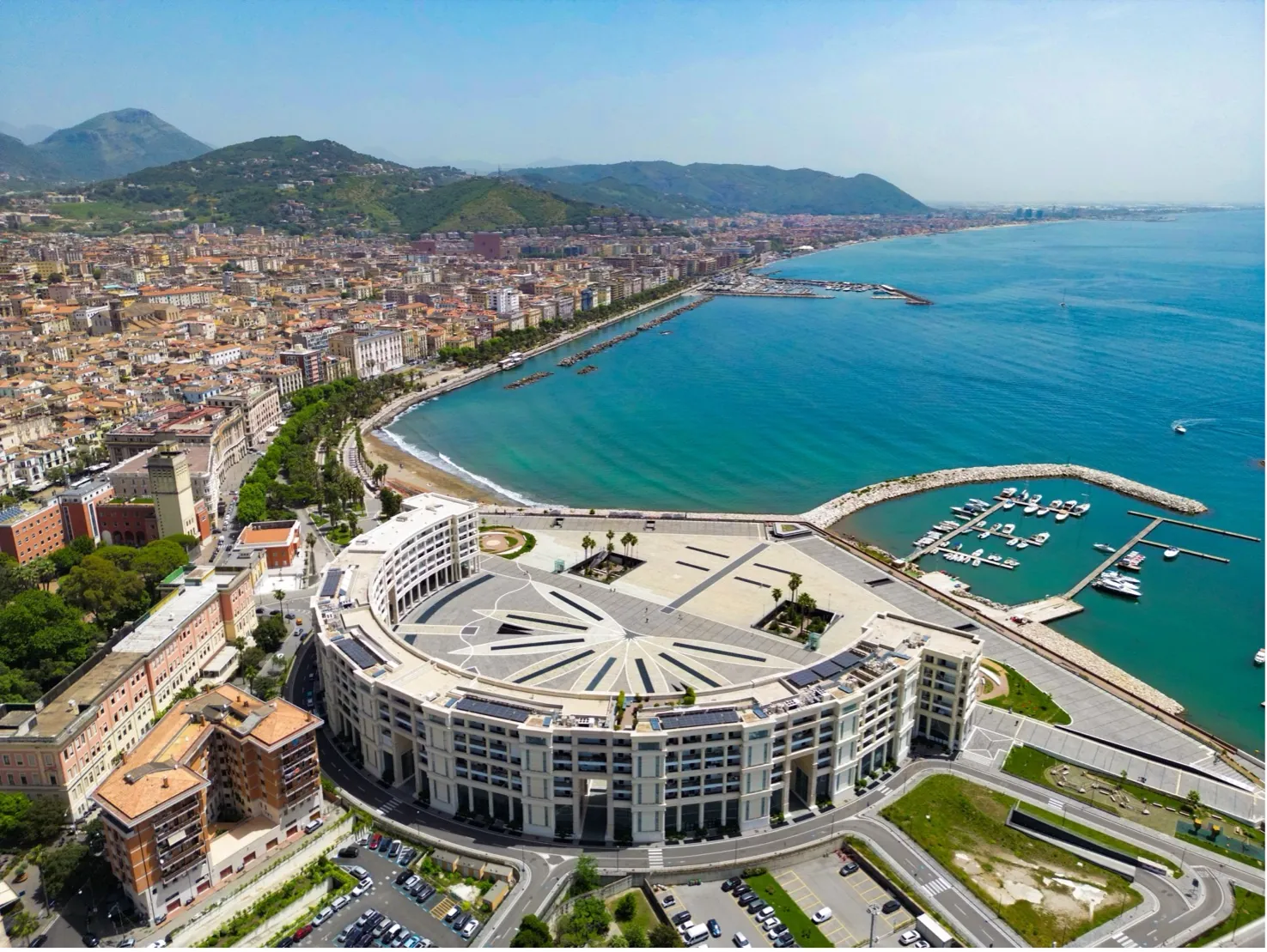 Salerno dall’alto: il lungomare, la spiaggia di Santa Teresa e il porto
