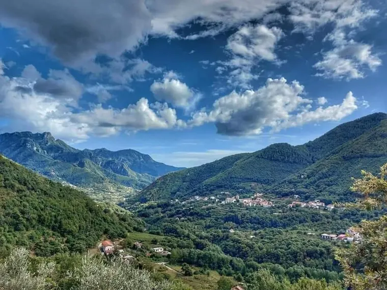 La valle di Tramonti fra i Monti Lattari